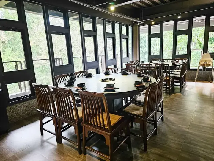 用餐區(大片落地窗)