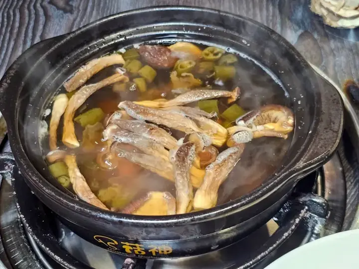 剝皮辣椒鹿茸菇鍋