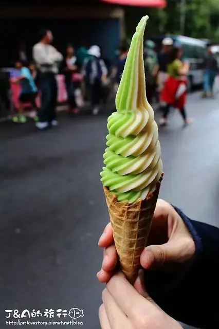 雙色霜淇淋(抹茶/牛奶,部落客舊照)