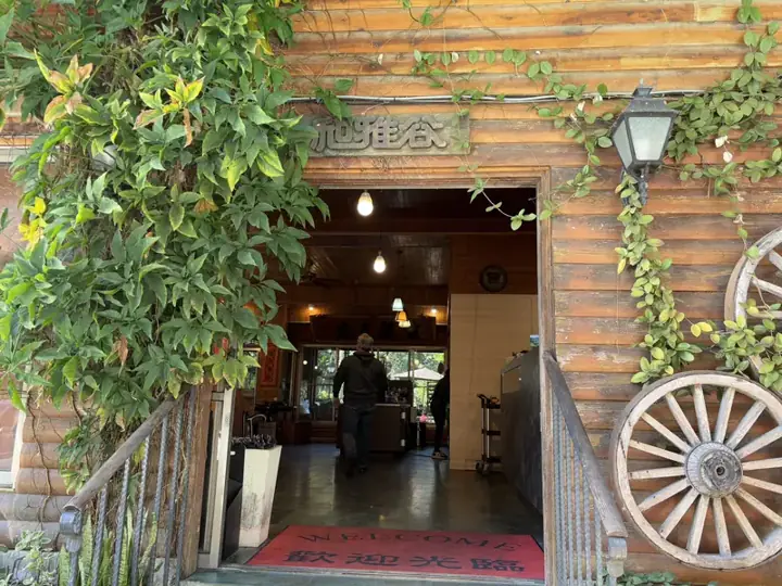 店門口(木屋)