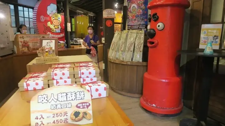 店內(咬人貓酥餅展示)