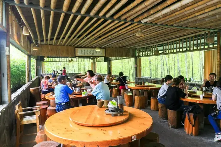 竹林旁開放式用餐區
