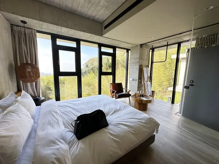 樓中樓臥室:落地窗山景、大床