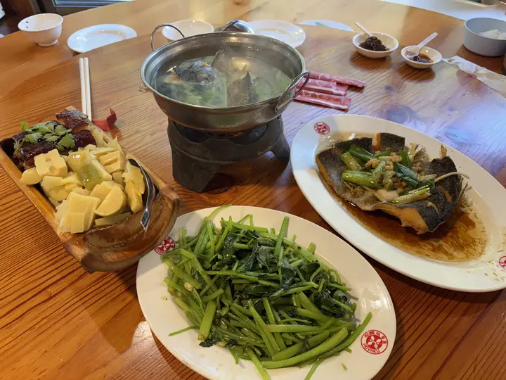 鱒魚套餐上桌