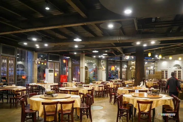 青山食堂自助餐檯