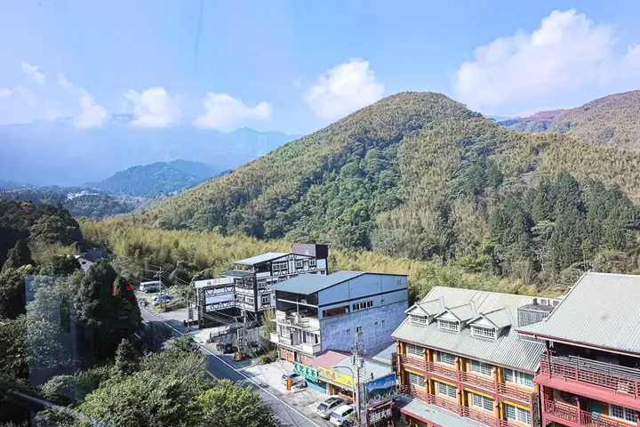 高樓層房間窗外山景