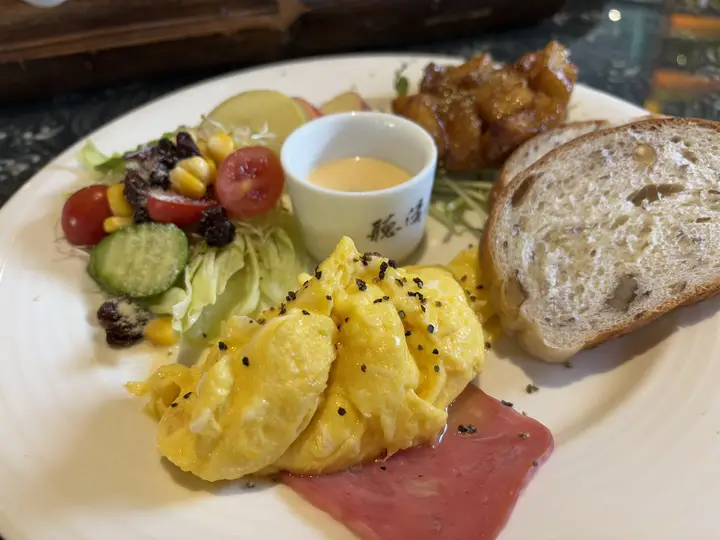 早餐套餐:炒蛋、火腿、麵包、沙拉